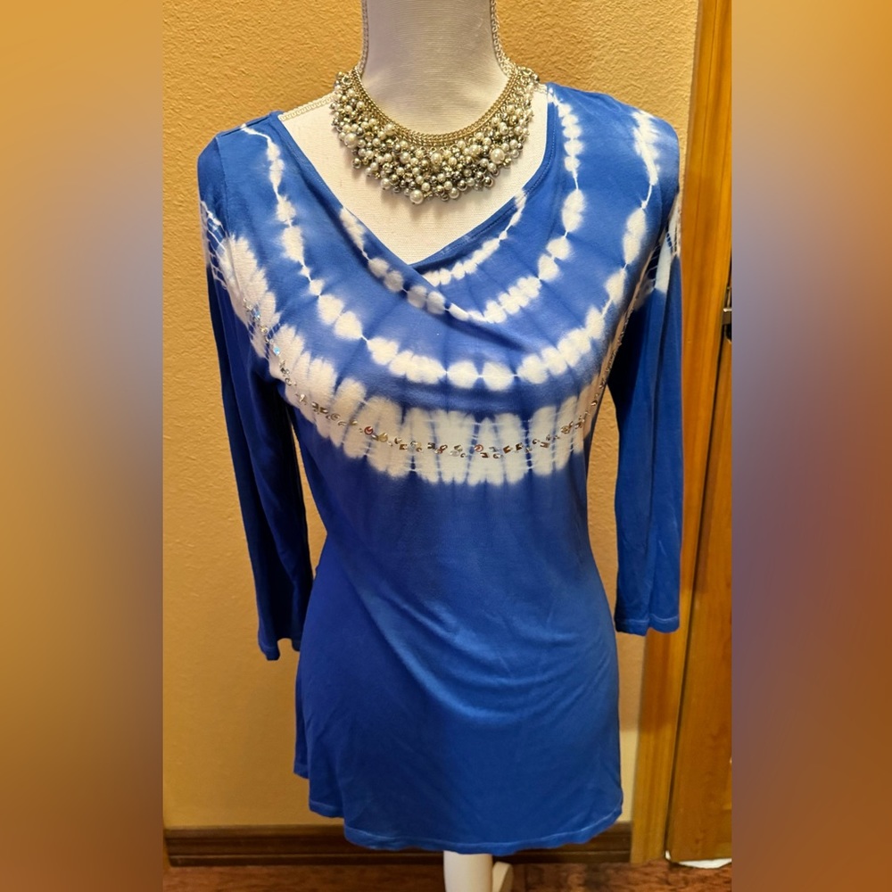 NWOT. Women’s INC sequined blue and white top